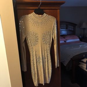 Perfect dress for party nights. Super flattering!!